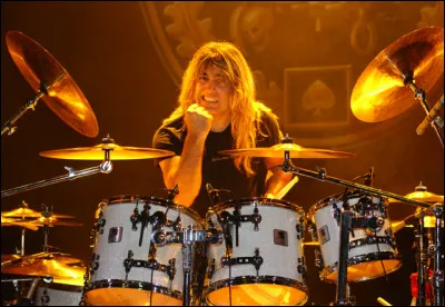 En 2016 Mikkey Dee (ex-Motörhead) rejoint Scorpions. Qui était l'ancien batteur ?