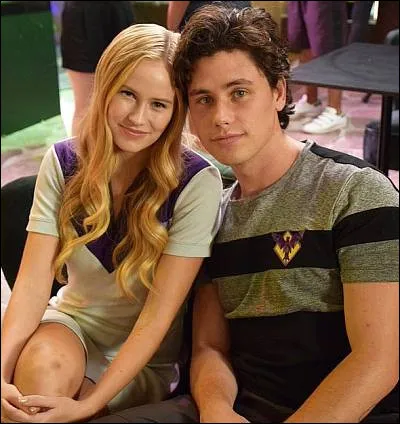 Comment s'appelle la personne à droite ?