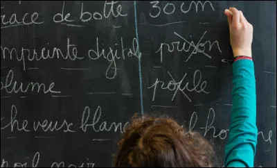 Que veut dire la phrase "I live my life with my family and my friends but I'll never forget them" ?