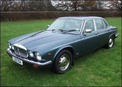 Berline de luxe de la firme de Coventry, cette auto partage un bon nombre d'éléments avec la Jaguar XJ6. Saurez-vous me nommer la voiture en illustration ?