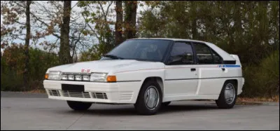 Dans les années 80, une catégorie attirait les constructeurs automobile, c'était le Groupe B, une catégorie folle où l'une des restrictions était que les constructeurs devaient produire 200 exemplaires de leur modèle de compétition destiné à la route comme celle en illustration. Quel est son nom ?