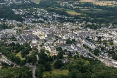 Petite ville de 8 000 du département du Morbihan, située sur la presqu'île de Rhuys, entre le golfe du Morbihan et l'océan Atlantique :