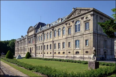 Ville de 23 000 habitants du département des Hauts-de-Seine, située sur la rive gauche de la Seine, dans la proche banlieue ouest de Paris, connue pour son ancienne manufacture nationale de porcelaine :