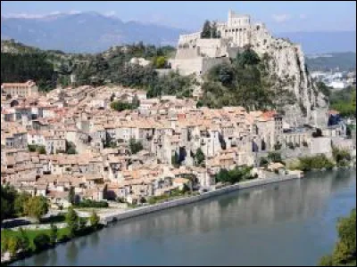 Petite ville de 7 000 habitants du département des Alpes-de-Haute-Provence, située sur la Durance, au passage de la cluse de la Baume :