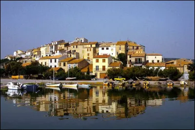 Petite ville de 5 400 habitants du département de l'Aude, située à proximité du littoral, en bordure des étangs :