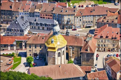 Petite ville de 2 500 habitants du département du Jura, connue pour sa Grande Saline, témoin du riche passé de la ville et de sa principale richesse, le sel :