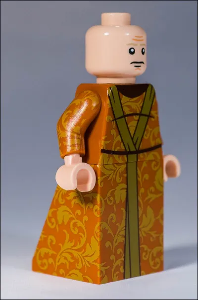 Il lui manque les éléments indispensables de la masculinité, mais dans sa tête, il a tout ce qu'il faut, cependant sa trahison envers la Mère des Dragons va lui coûter cher, il va finir en chipolata !