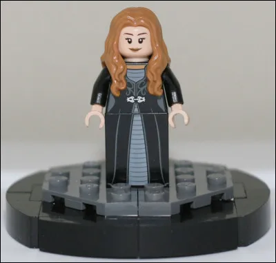 Belle et intelligente, elle se verra mariée à Joffrey, dont le moins que l'on puisse dire, c'est que ce n'est pas un cadeau !