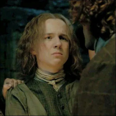 De retour en Écosse, durant une nuit Jamie est attaqué par un jeune homme, celui-ci ne veut pas parler et Jamie est sur le point de le torturer. Claire arrive et se fait passer pour une victime, le jeune homme raconte donc tout ce qu'il sait. Le jeune homme lui dit que puisqu'il lui laisse sa vie, il a une dette d'honneur envers "Fraser Le Rouge" Comment se nomme ce jeune homme ?