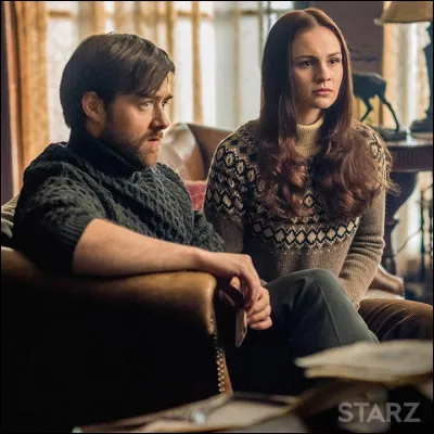 En 1746, Jamie a ramené Claire aux pierres pour qu'elle retraverse et soit en sécurité avec leur enfant, car il a remarqué que Claire n'avait plus ses cycles de menstruation. Il lui donne une bague appartenant à sa famille, et elle lui confie leur cadeau de mariage de Munroe. Quel est ce cadeau ?
En 1968, Brianna est au courant pour le passé de sa mère. Qu'annonce Roger à Claire ?