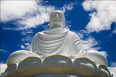 Qui lui donne le titre de Bouddha ?