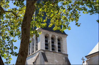 Combien d'églises se trouvent dans le centre historique, à savoir dans le Bouchon ?
