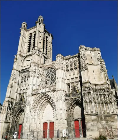 Pourquoi la cathédrale de Troyes ne possède-t-elle qu'une seule tour ?