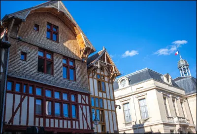 Où se trouvait la première gare de Troyes appelée l'Embarcadère ?