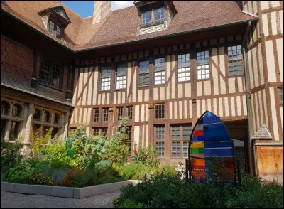 Comment s'appelle l'hôtel particulier abritant la Maison de l'Outil et de la Pensée ouvrière ?