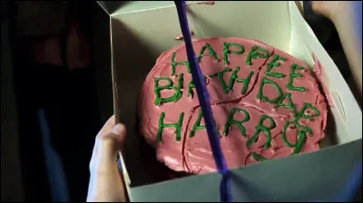 Au début de l'histoire, Dobby fait s'écraser le gâteau. Oui mais où ?