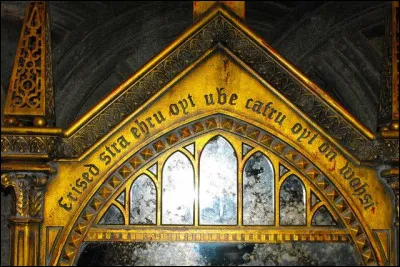 L'inscription "Riséd elrue ocnot edsi amega siv notsap ert nomen ej" se trouve sur le miroir du Riséd. Dans quelle langue est-ce ?