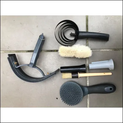 Comment se nomme la première brosse qu'on utilise au pansage ?