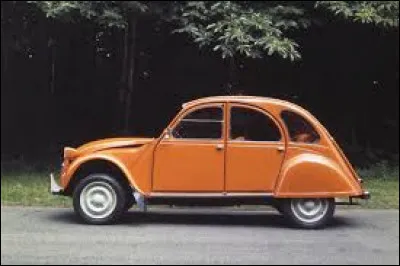 L'un de ses modèles emblématiques est la 2CV.