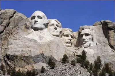 Gigantesques portraits taillés dans une falaise rocheuse du Mont Rushmore, aux États-Unis, la capitale de notre État s'appelle... Pierre ! Dans quel État américain peut-on nous admirer ?