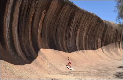 Impressionnante vague de pierre, je m'appelle Wave Rock, et je suis tout ce qu'il y a de plus naturel. Près de quelle grande ville australienne peut-on me surfer (enfin... Faire semblant) ?