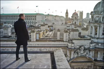 Quand il n'est pas en mission, dans quelle ville James Bond habite-t-il ?