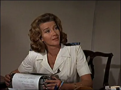 Quel est le nom de la secrétaire du patron de James Bond ?