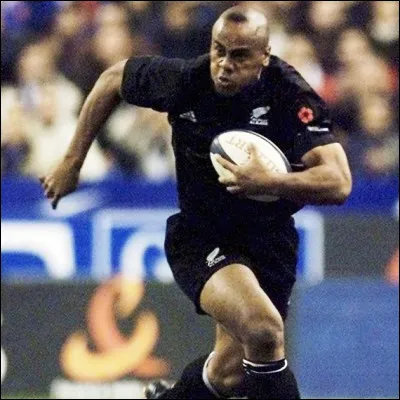 Quel rugbyman fran&ccedil;ais, fid&egrave;le au club ASM Clermont, &eacute;tait surnomm&eacute; le "Lomu blanc" ?