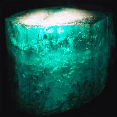 Quelle pierre pr&eacute;cieuse est le "Devonshire", cristal brut d'un vert soutenu venant de Colombie ?