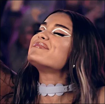 Sa fossette se trouve sur sa joue...