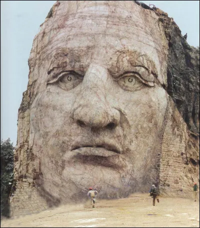 À l'instar du Mont Rushmore, où les portraits géants de quatre présidents américains sont sculptés dans la roche, quel grand chef indien a récemment été honoré de la même façon ?