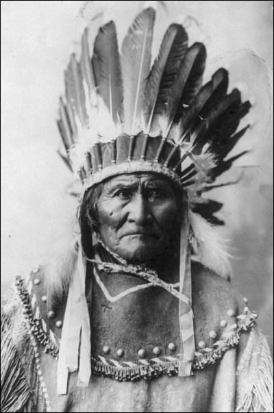 Moi je veux être un Indien. Mais pas n'importe lequel, non, le plus fort, celui qui a été l'un des plus fameux chefs des Apaches. Comment doit-on m'appeler ?