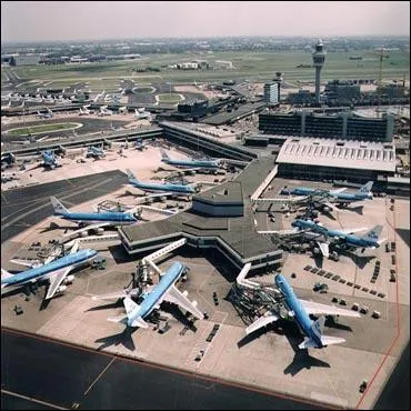 Près de quelle ville se trouve l'aéroport de Schiphol ?