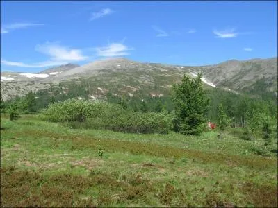 Quelle chaîne de montagnes sépare l'Asie et l'Europe ?