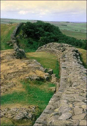 Quelles régions européennes sont séparées par le mur d'Hadrien ?