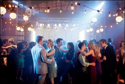 Un grand bal est donné pour fêter Noël et les vacances qui vont suivre. Es-tu contente ? (autres réponses question suivante)