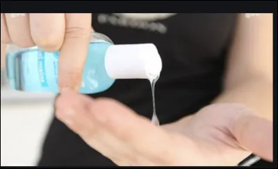 Il faut se désinfecter les mains avant de toucher les véhicules.