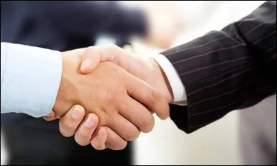 On peut serrer la main du client après se les être lavées.