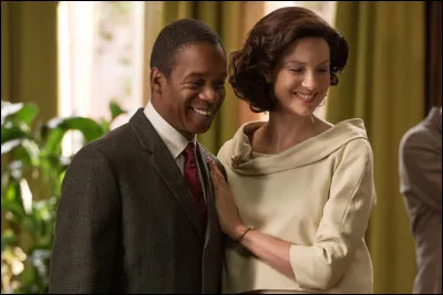 Le jour de la remise des diplômes de Claire et Joe, ils souhaitent fêter cela au restaurant. Frank les poussent à y aller car ils risquent d'être en retard. Or leur réservation est à 19h et non à 18h comme Frank le pensait. Pourquoi celui-ci les pousse-t-il à partir plus tôt ? Comment réagit Claire ?