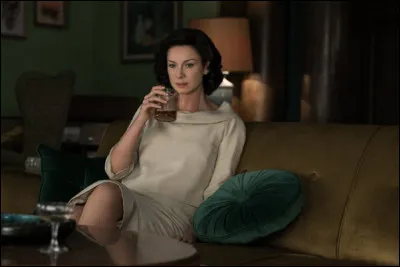 En 1965/66, Frank annonce à Claire qu'il veut aller avec Brianna en Angleterre car il a été muté. Claire refuse. Il lui dit que Brianna va avoir 18 ans et que les universités en Angleterre sont excellentes. Il souhaite aussi épouser Sandy après leur arrivée en Angleterre. Frank en colère prend la voiture et s'en va. Il a un accident de voiture. Que lui arrive-t-il ? Que lui dit Claire ?