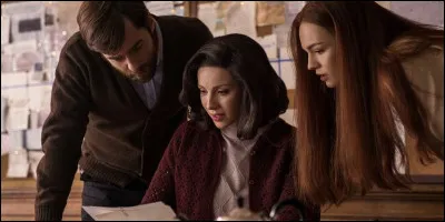 Que découvre Roger concernant Jamie ? Comment réagit Jamie à la venue de Claire ?