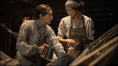 Que découvre Claire en allant dans le bureau du capitaine du bateau britannique ? Que fait-elle ?