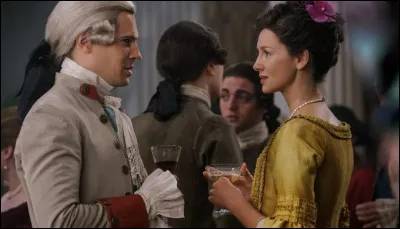 Après avoir redonner la liberté à un esclave, les Fraser se sont rendus à un bal en l'honneur du nouveau gouverneur de la Jamaïque pour obtenir plus d'informations sur petit Ian. Le nouveau gouverneur n'est autre que Lord John Grey. Comment étaient les retrouvailles avec Jamie ?