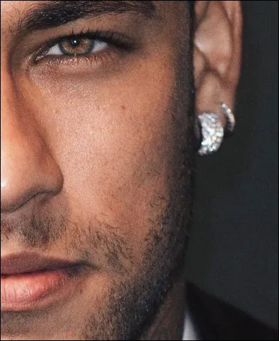 Le monsieur ne répond pas. Il vous regarde avec des yeux fixes.