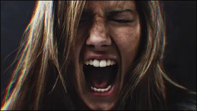 Vous commencez à crier extrêmement fort pour vous défendre, tellement fort que ça lui casse les oreilles.
Le monsieur recule et trébuche sur votre chaise.