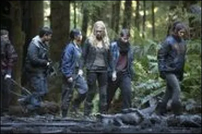 À la fin de la saison 1, de quelle couleur sont les fumigènes lancés par les Hommes des Montagnes ?