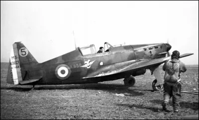 C'est, avec 1000 exemplaires produits, le chasseur le plus utilisé par l'armée française en 1940 ; mais il est dépassé - surtout en vitesse - par le Messerschmitt allemand. De quel avion s'agit-il ?