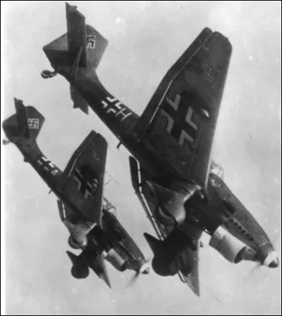 Mis en service en 139, ce bombardier en piqué de la Luftwaffe a été massivement utilisé en 1940, tant contre les blindés en Belgique, lors de la percée de Sedan, dans le bombardement d'Abbeville ou à Dunkerque contre les navires anglais. De quel appareil s'agit-il ?