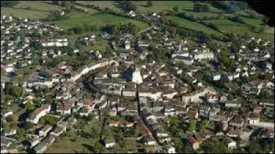 Elle a des accents méridionaux dont les maisons à colombages et les toits rouges.