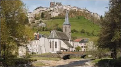 On y trouve des vestiges de remparts.